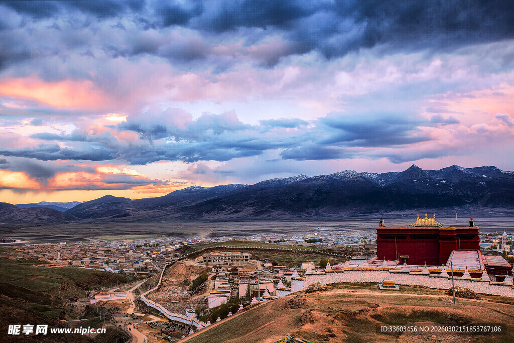 拉萨布达拉宫壮丽黄昏景色