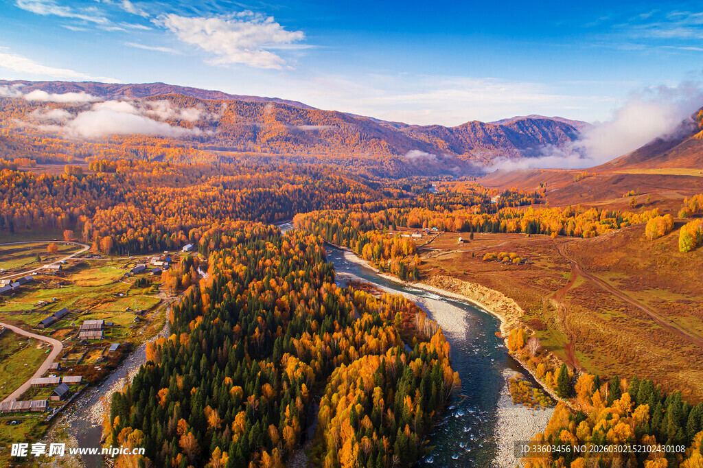 秋日山谷风光俯瞰