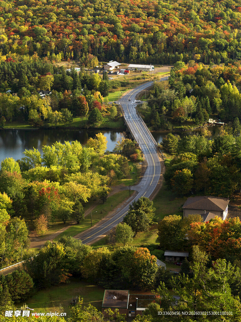 蜿蜒公路穿行于翠绿山林
