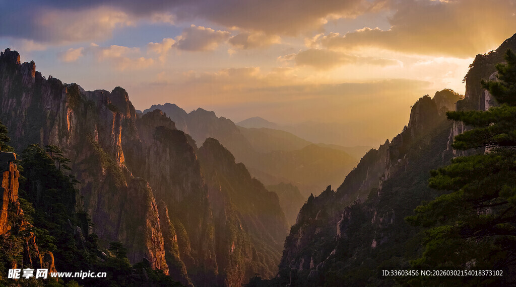 壮丽山景日出时分