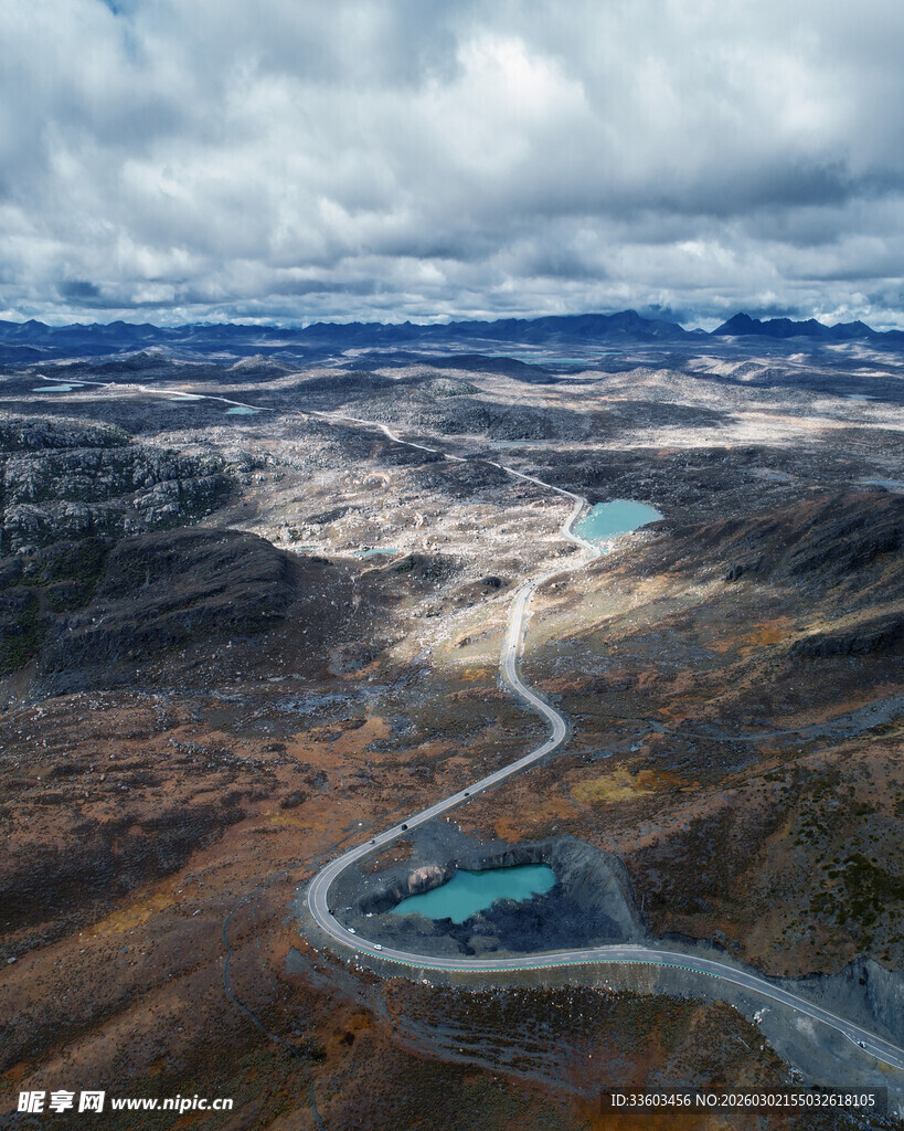 蜿蜒公路穿过多彩地貌