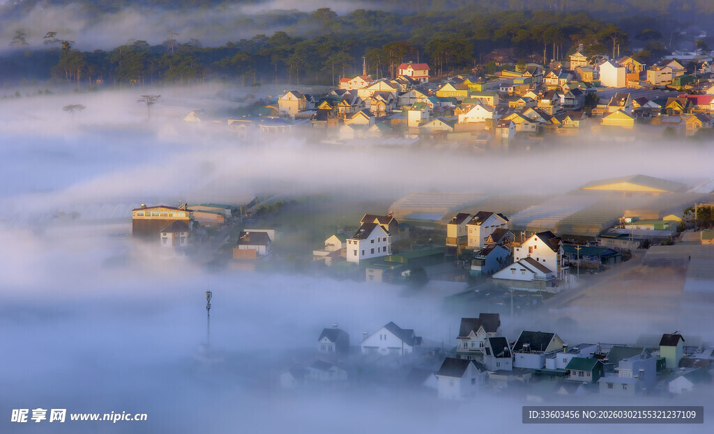 山间云雾中的静谧村落
