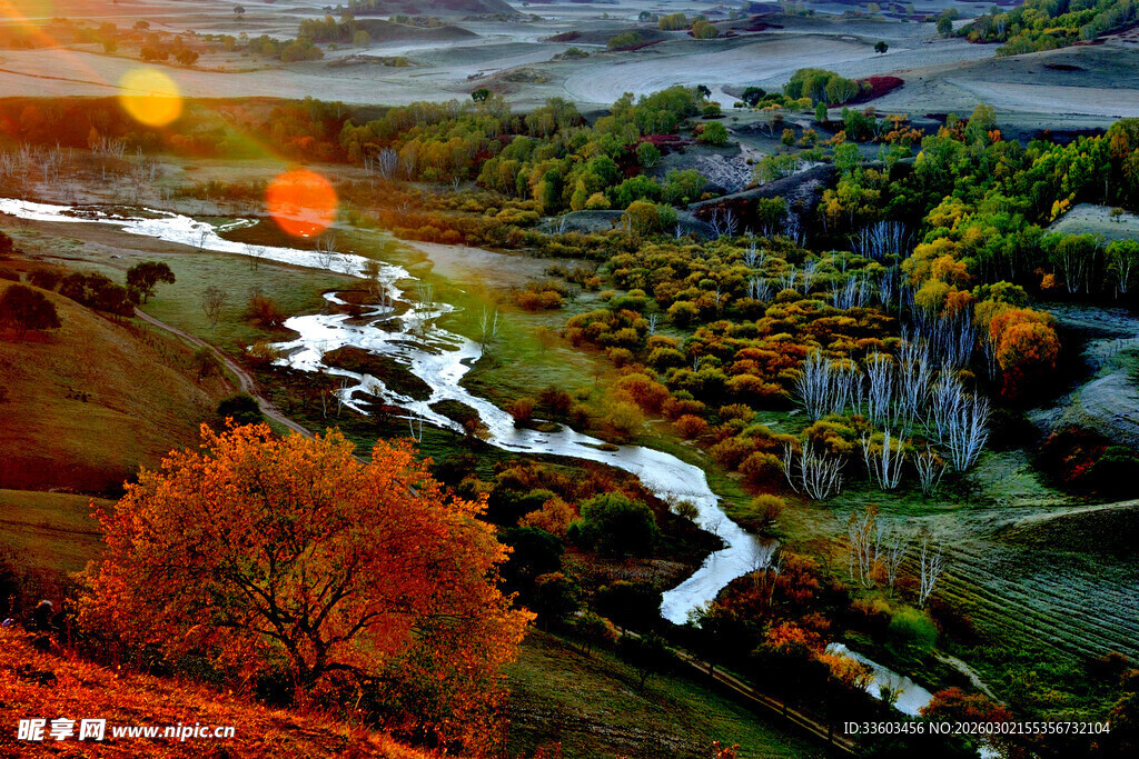 秋日山谷间蜿蜒的河流