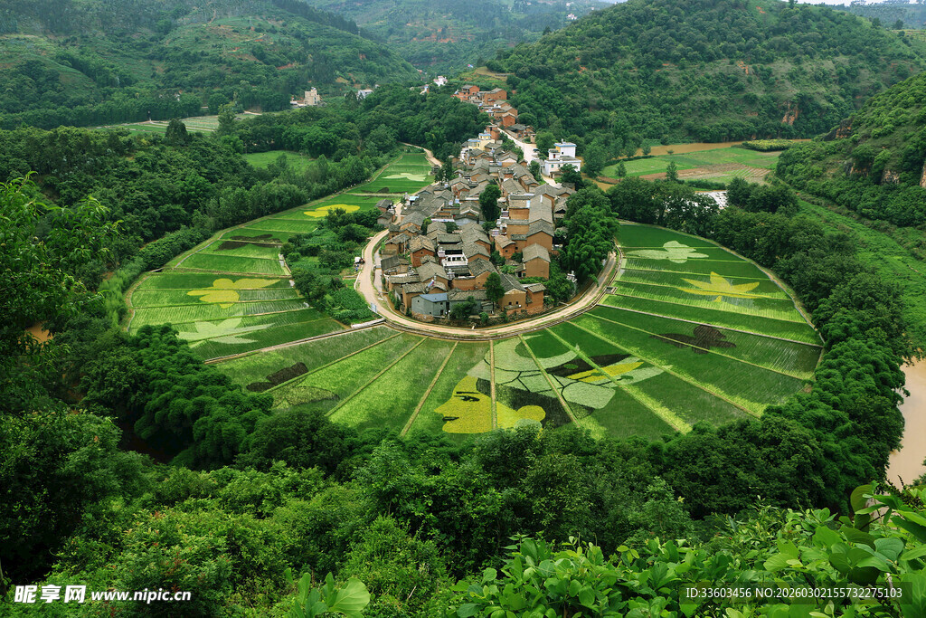 梦幻城堡坐落在绿野之中