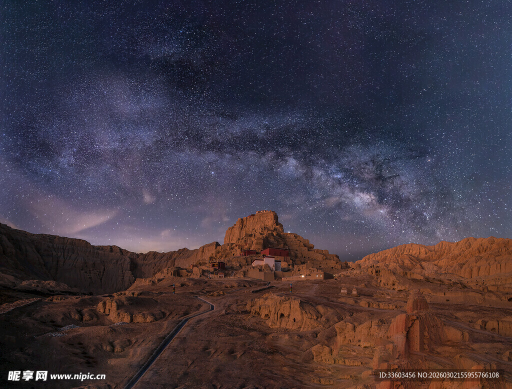 星空下的壮丽山地景观