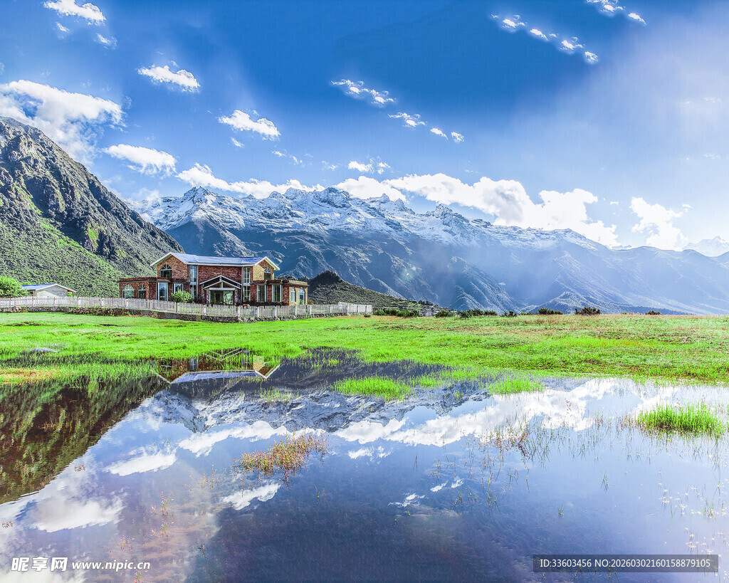 雪山下的美丽湖畔风光