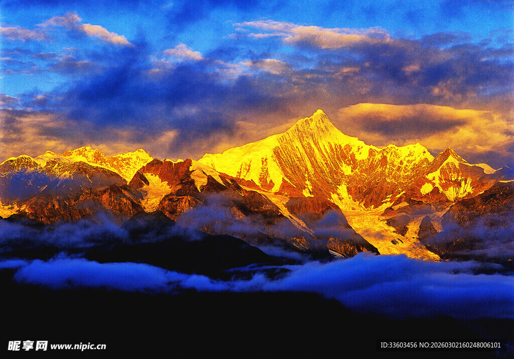 壮丽雪山日出美景