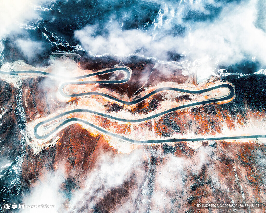 蜿蜒公路穿梭于壮丽山川