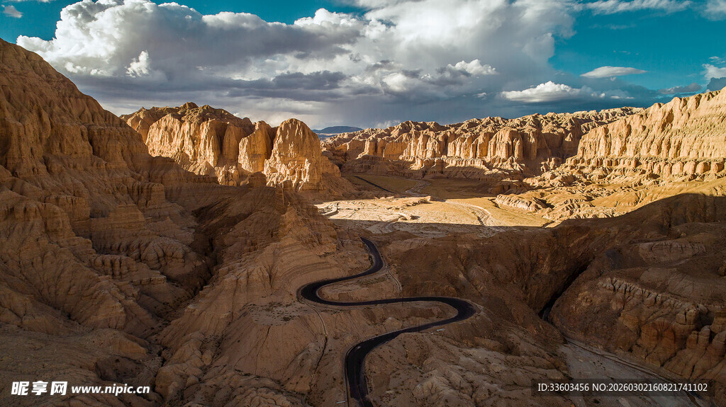 壮丽峡谷蜿蜒河流景观