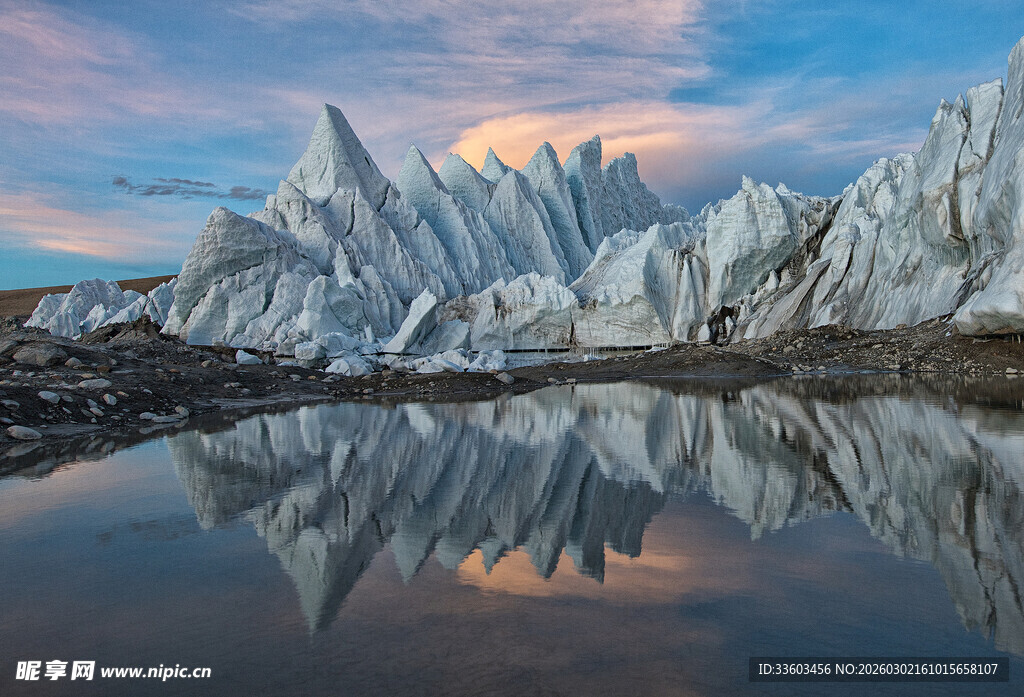 壮丽雪山倒映于平静湖面