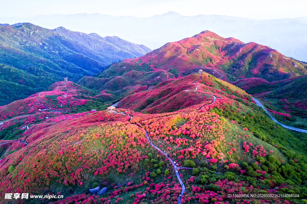 秋日五彩山峦壮丽风光