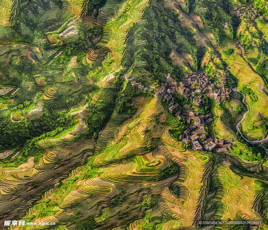 航拍山间村落美景