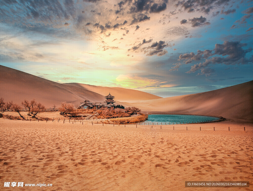 沙漠中的奇幻车辆景观