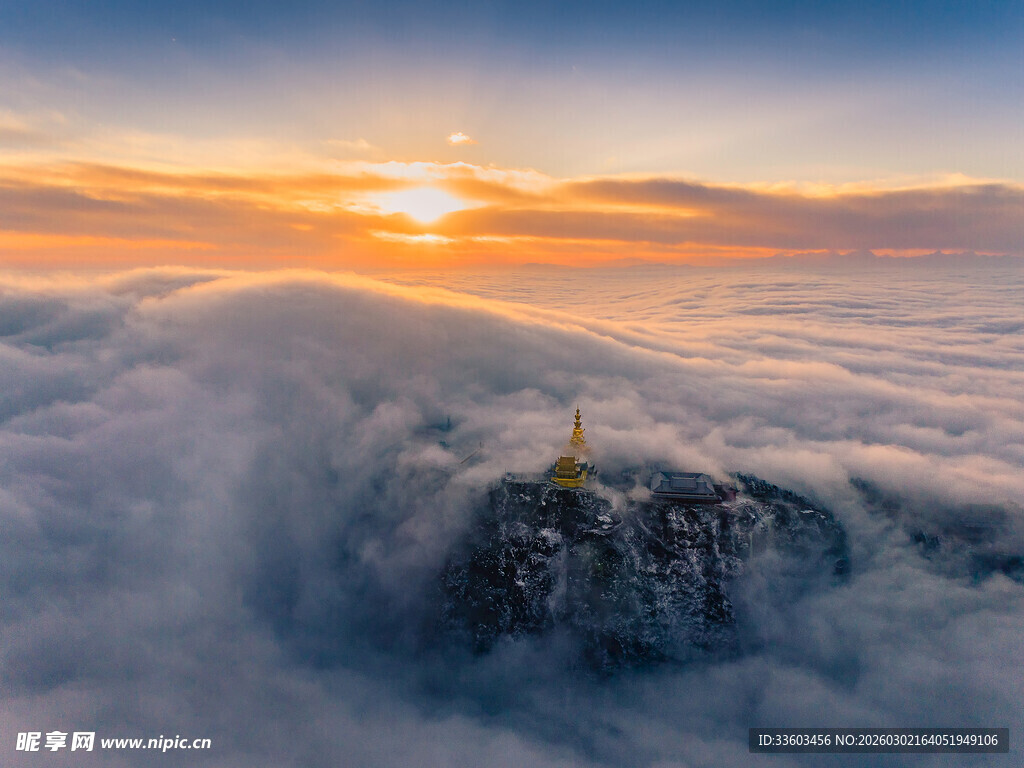 云海之上的壮丽日出景象