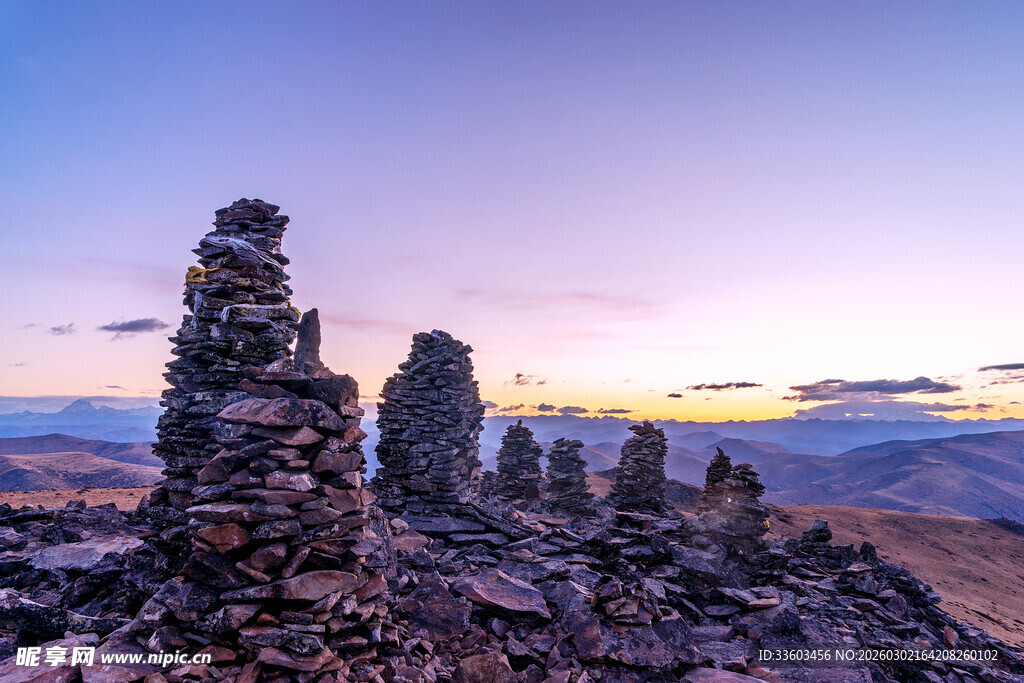 日落时分的石堆景观