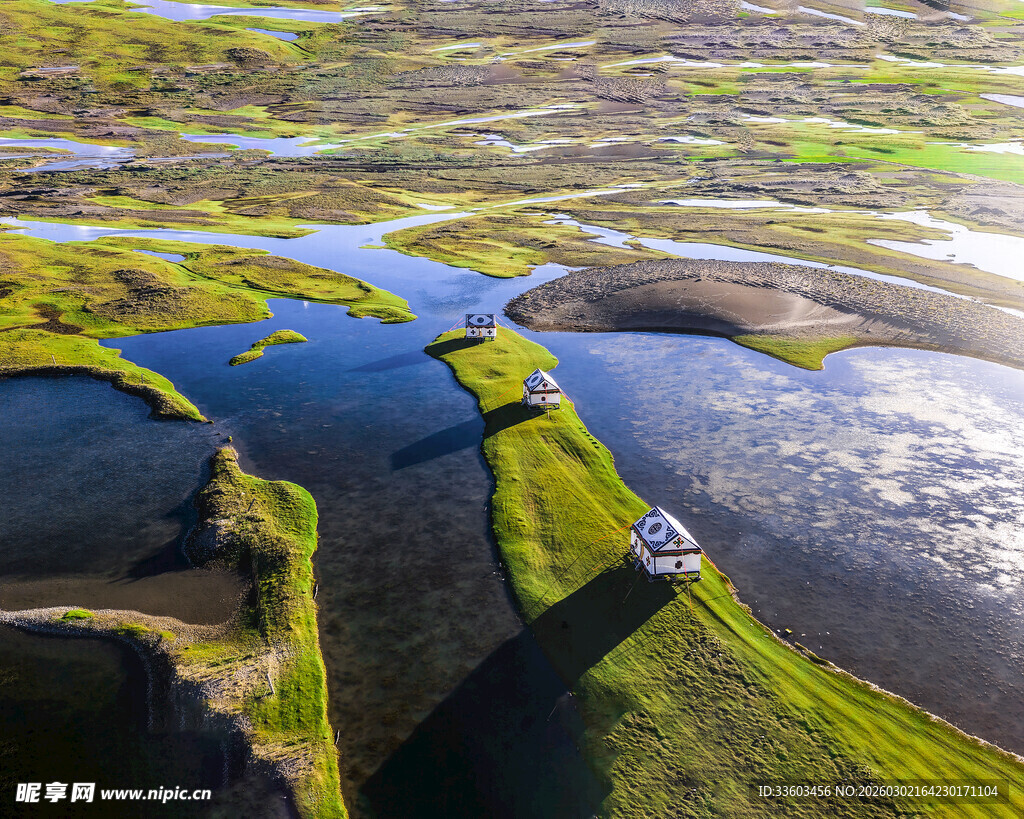 空中俯瞰田园与水域景观