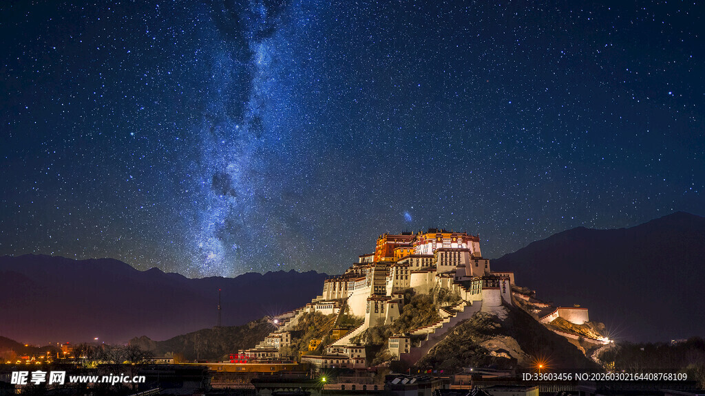 夜空下的古堡与璀璨星河