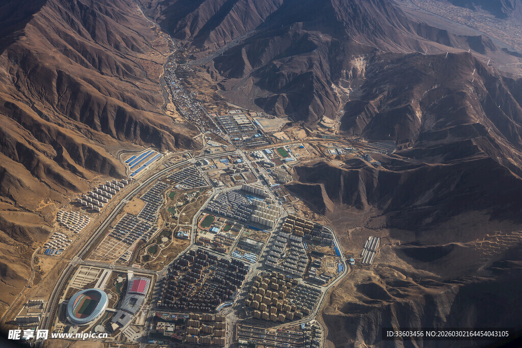 山谷中的村落景观