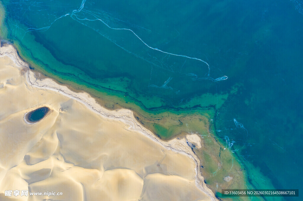 沙漠边缘的碧蓝海水景观