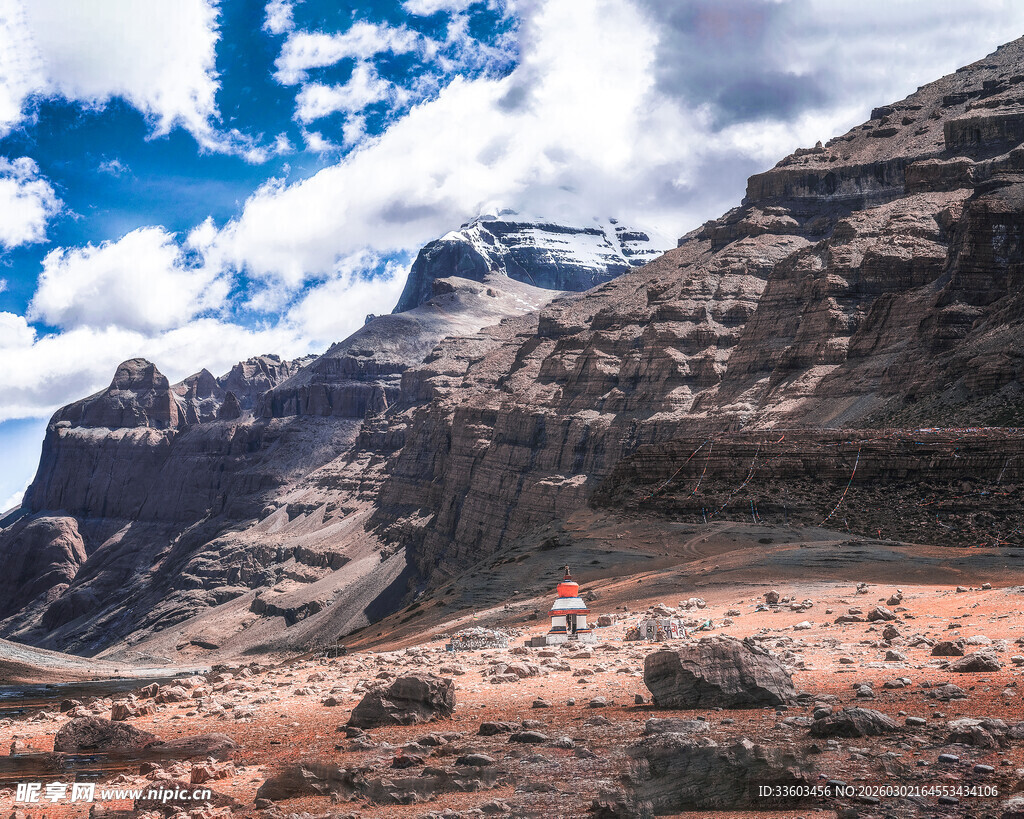 壮丽山景中的帐篷露营地