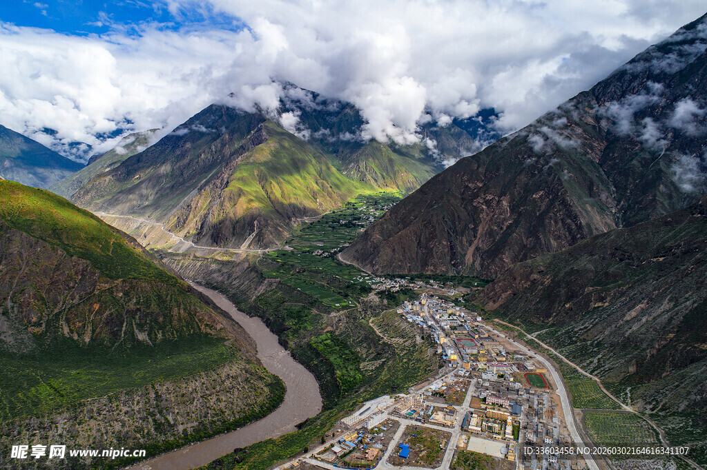 山间公路旁的聚落景观