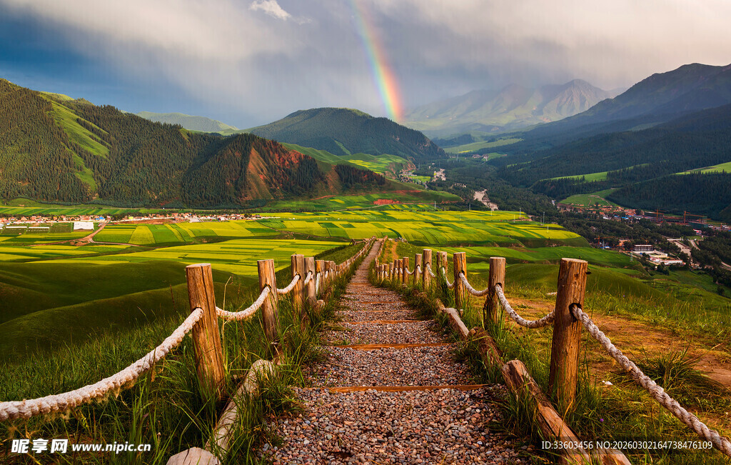 山间木径伴彩虹田园美景
