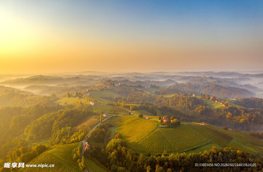 日出下的田园风光美景