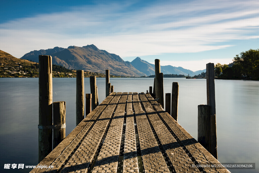 湖畔木码头