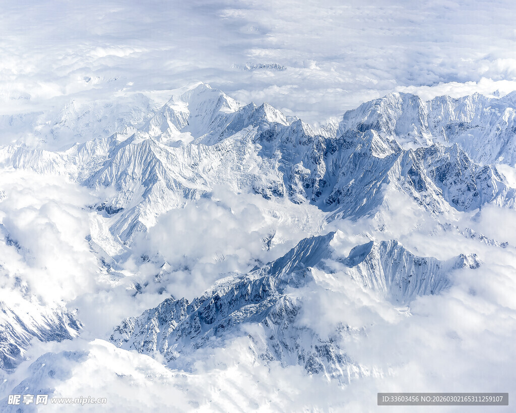 壮丽雪山云海景观