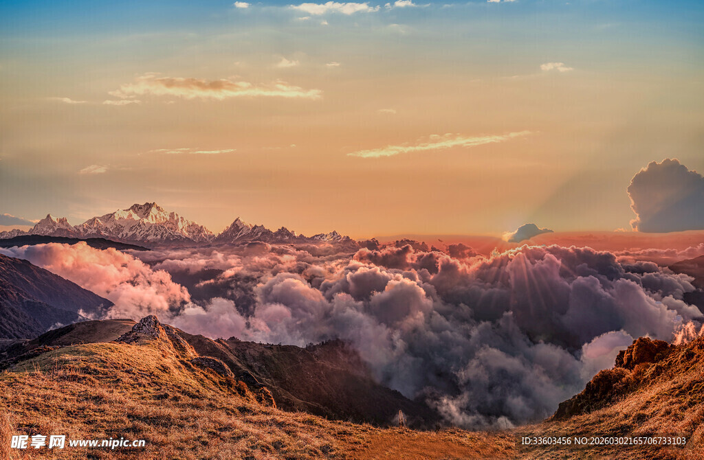 壮丽火山口景观