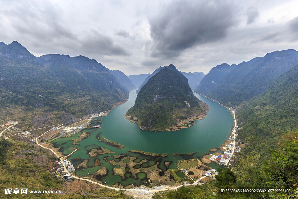 山水环绕的秀丽村落景观