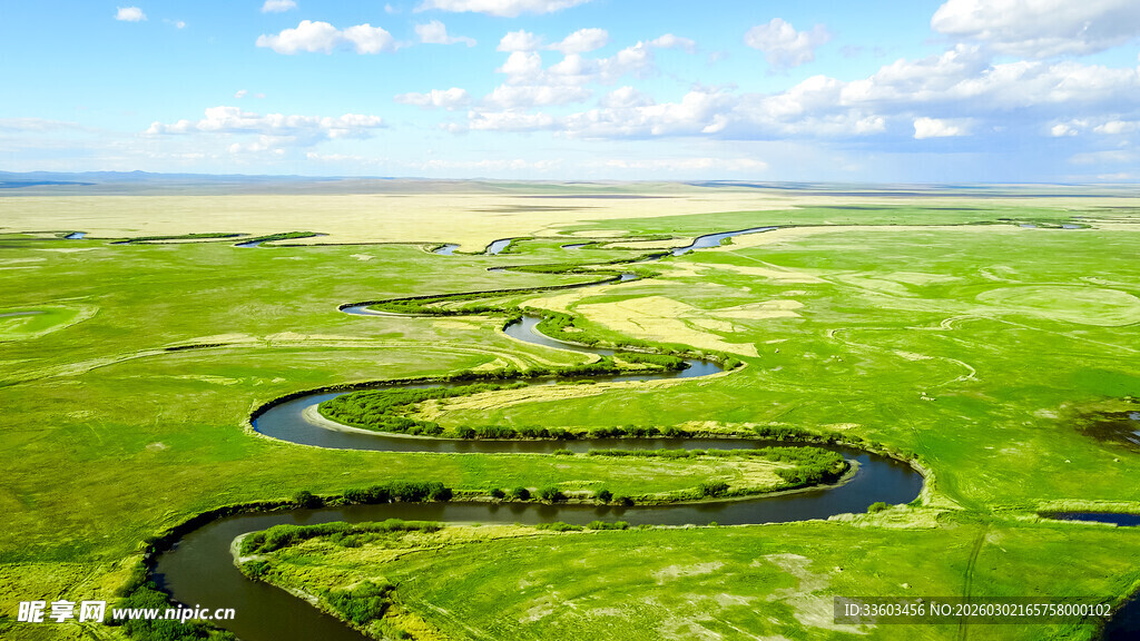 草原蜿蜒河流壮美风光