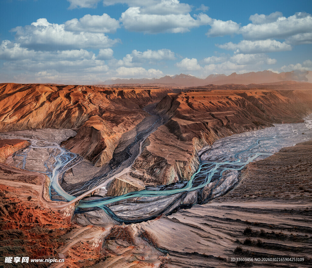 壮丽峡谷间蜿蜒的蓝色河流
