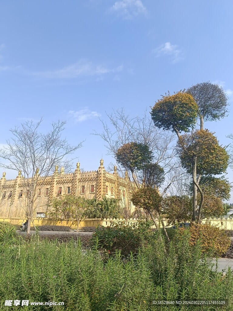 欧式建筑旁的绿植景观