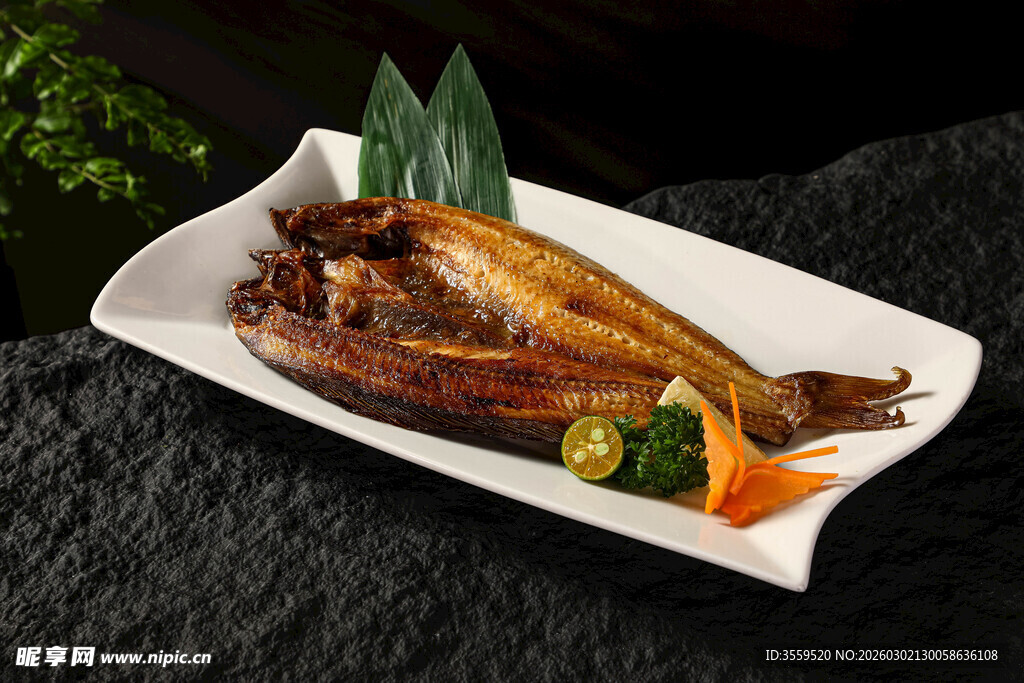 香煎鱼摆放在精致盘中