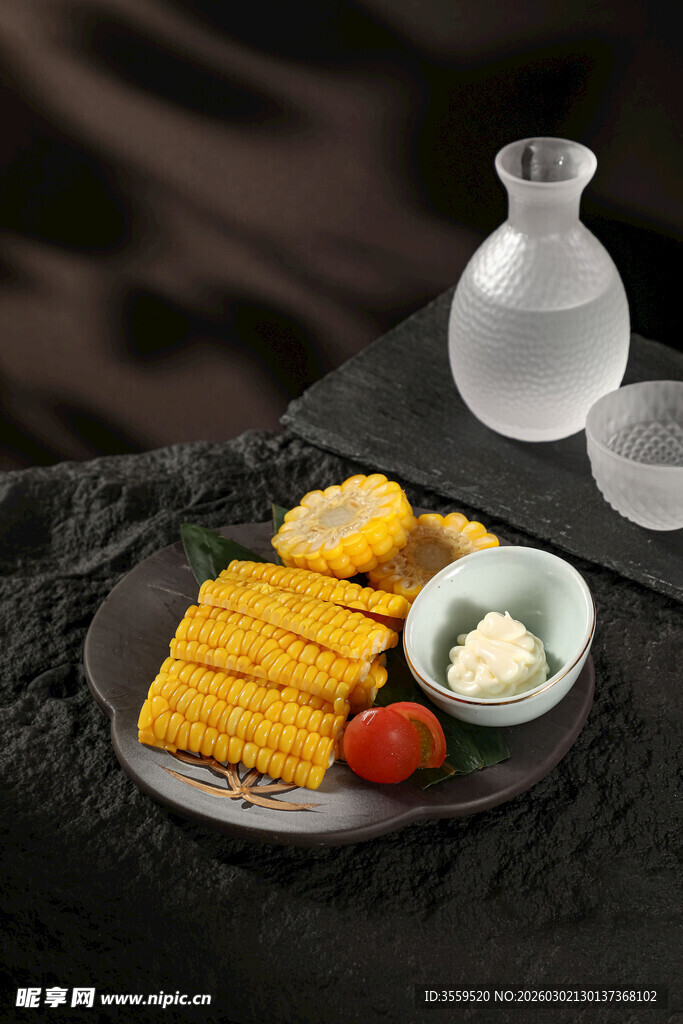 日式烤玉米配小食与清酒