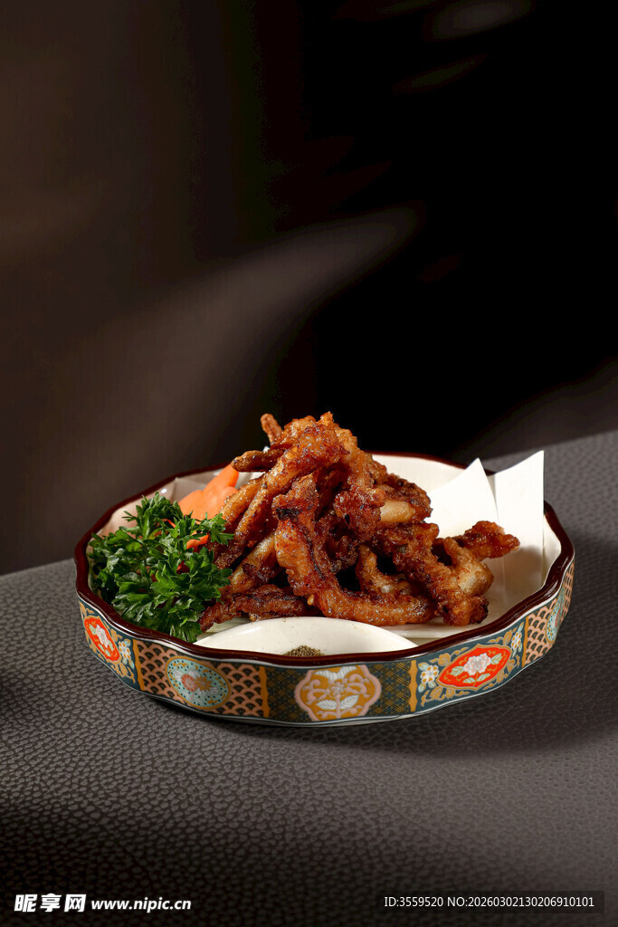 中式摆盘的美味酱烧肉丝