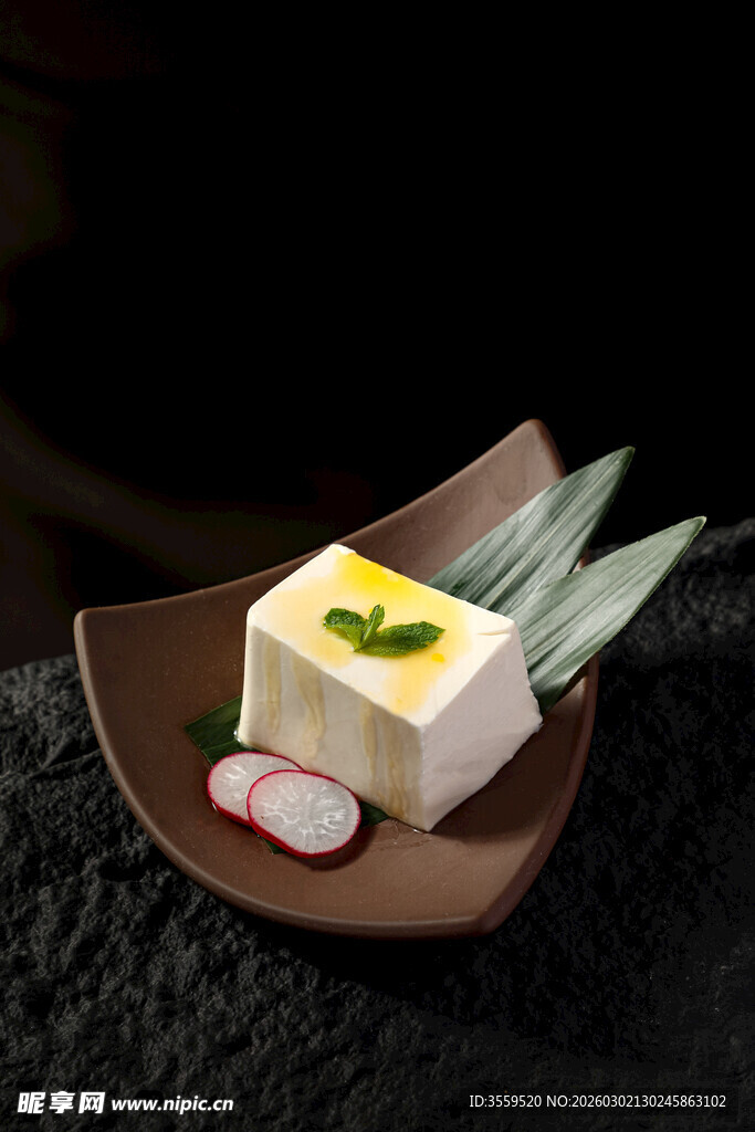 精致抹茶豆腐甜点摆盘