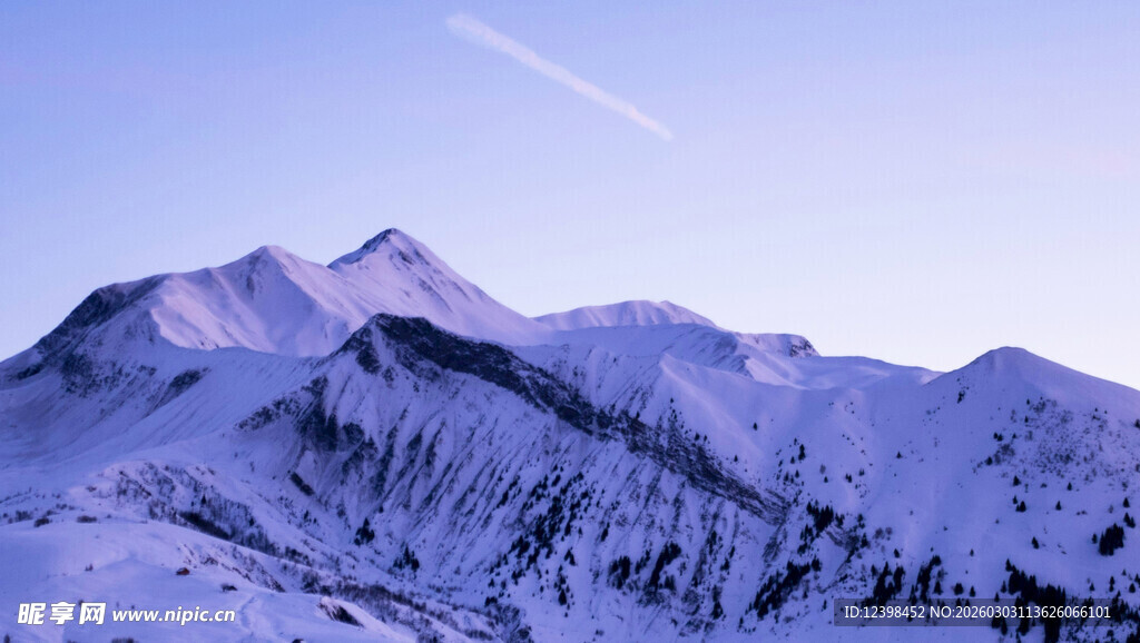 雪覆山峦的壮丽景致