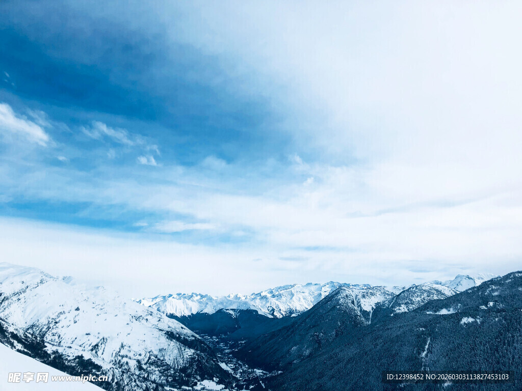 雪山蓝天壮丽自然景观