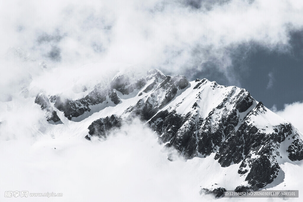 巍峨雪山云雾缭绕