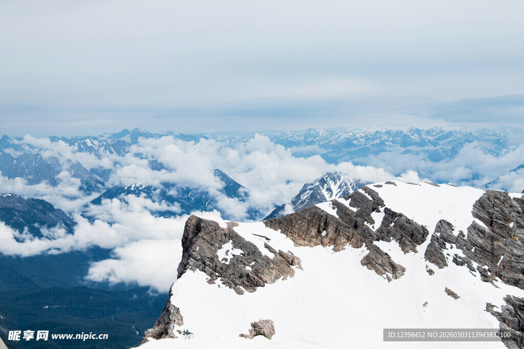 雪山之巅云海壮丽景观