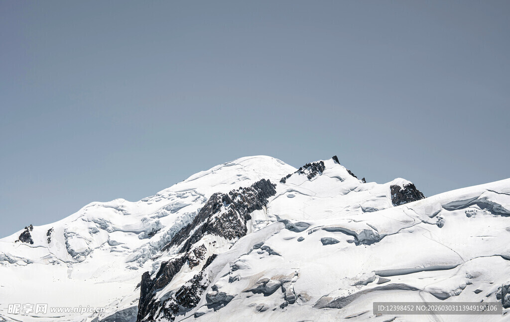 雪山巍峨