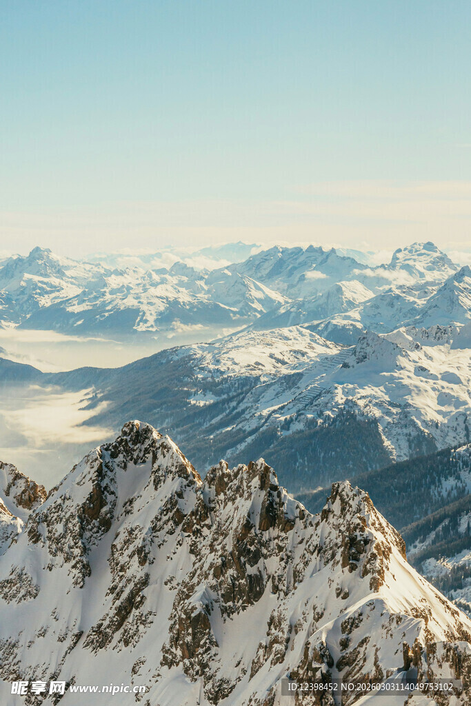 雪山之巅壮丽景观