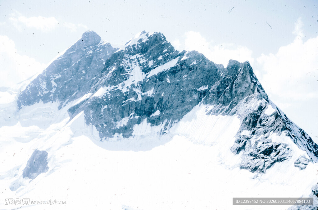 巍峨雪山云雾缭绕