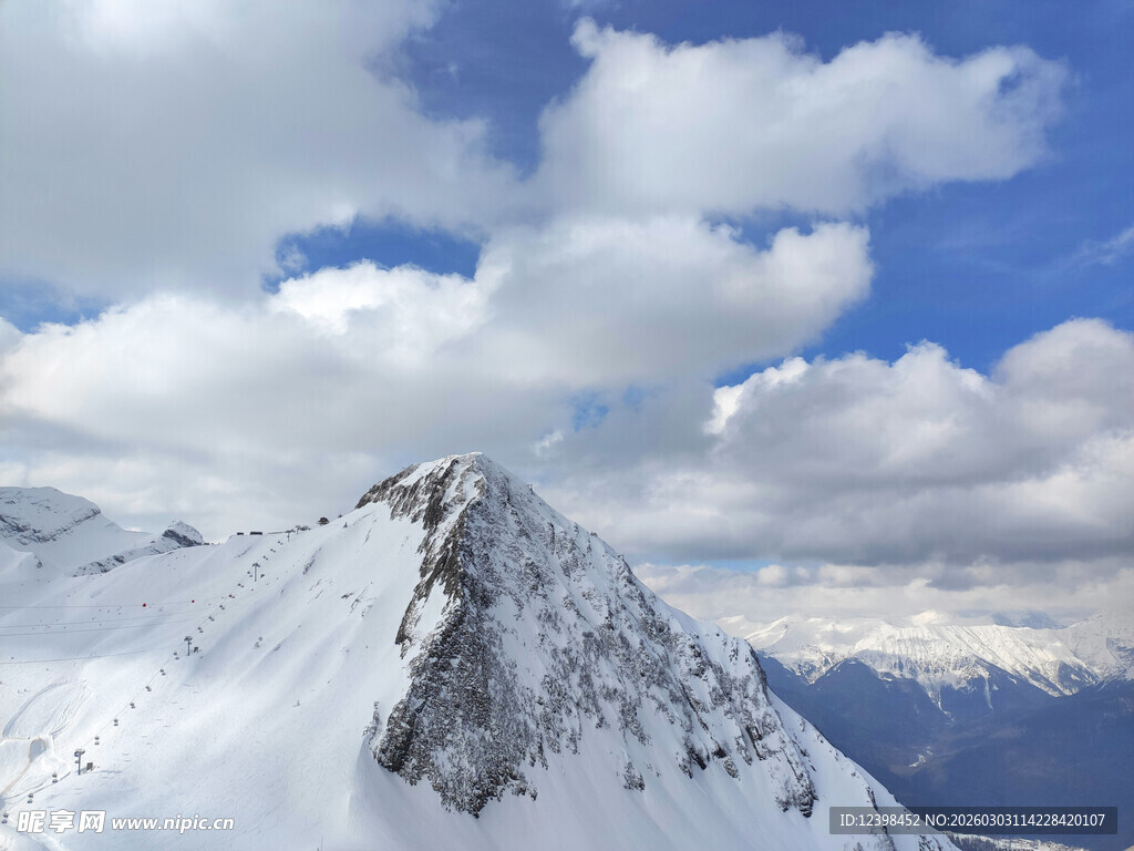 雪山之巅壮丽风光