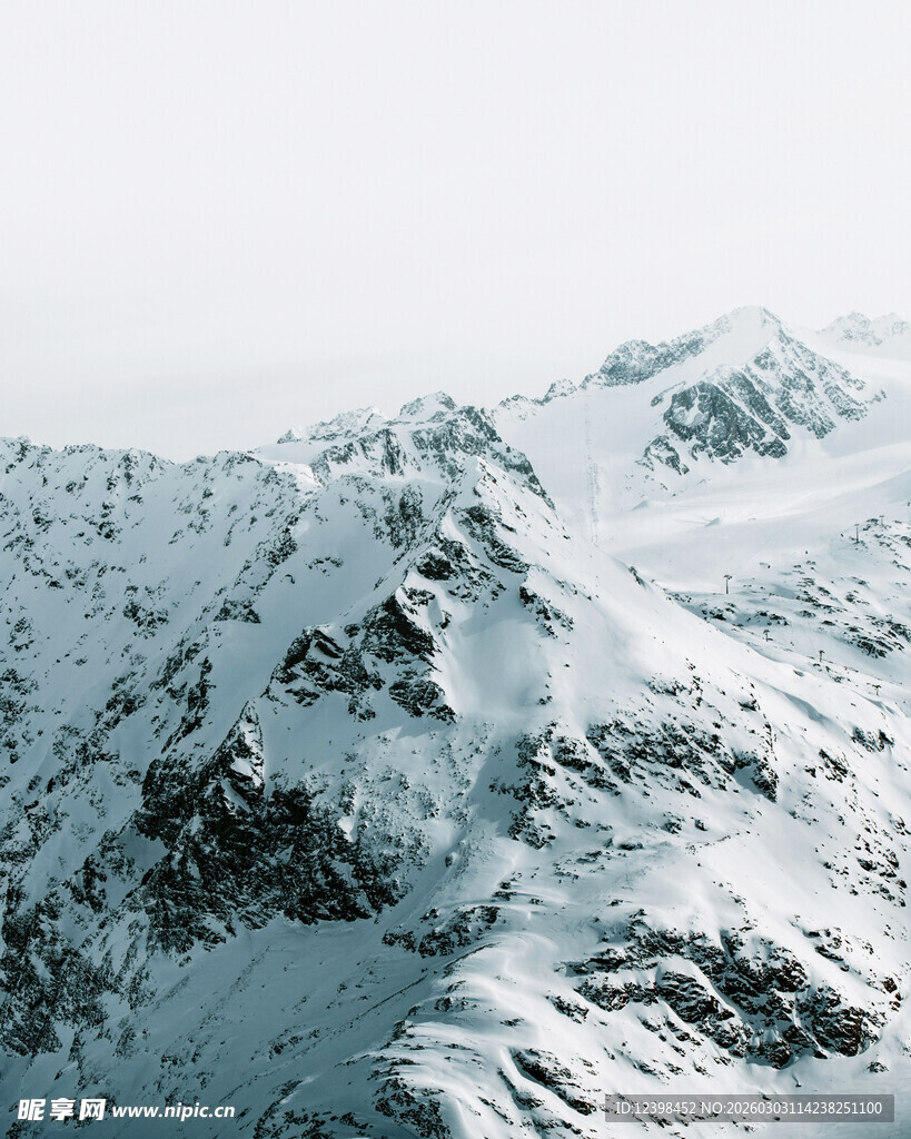 壮丽雪山景观图