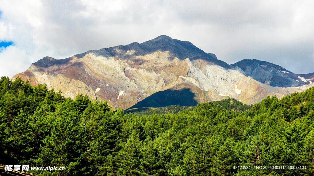 山林环绕的壮丽多彩山峦