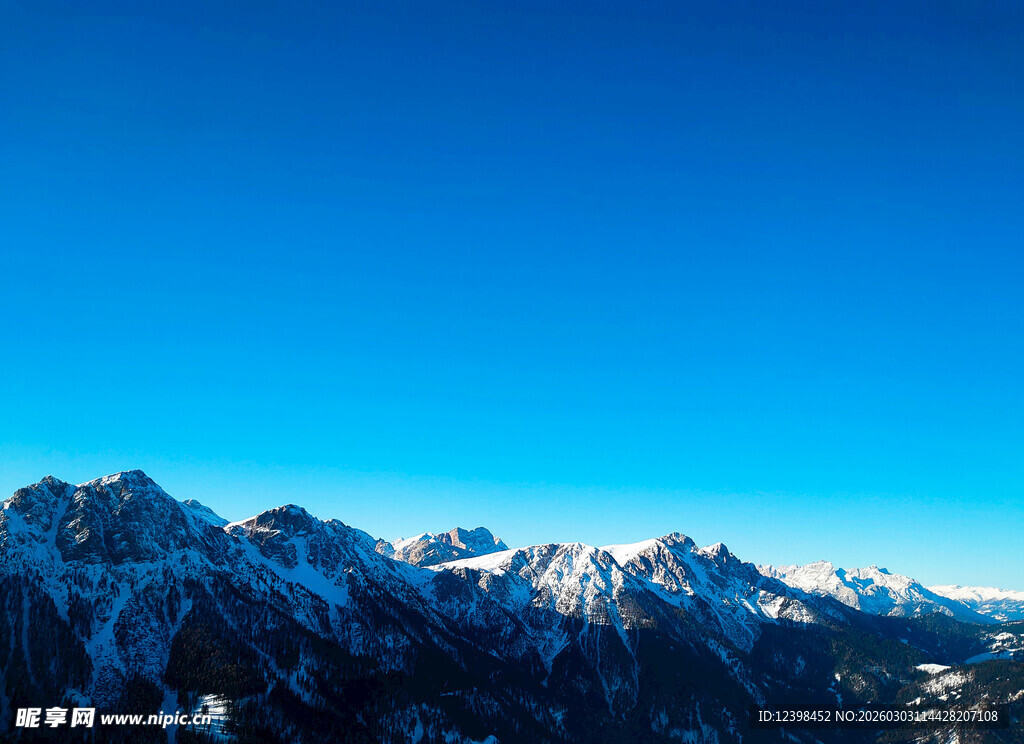 雪山蓝天壮丽自然景观