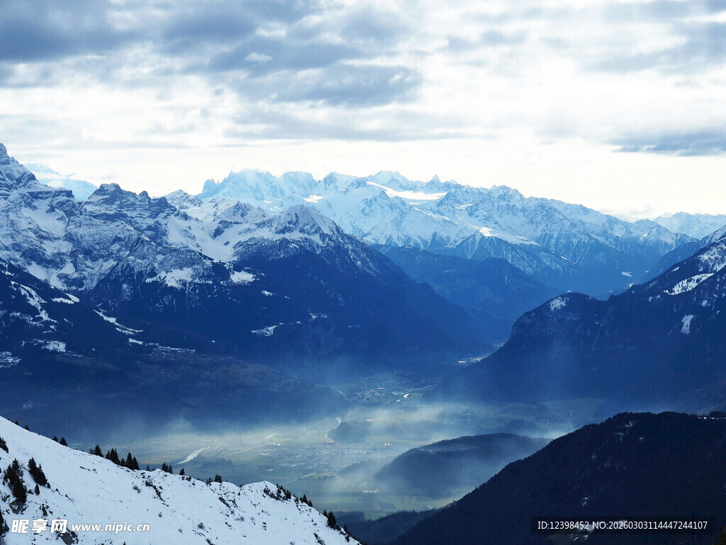 壮丽雪山云海景观